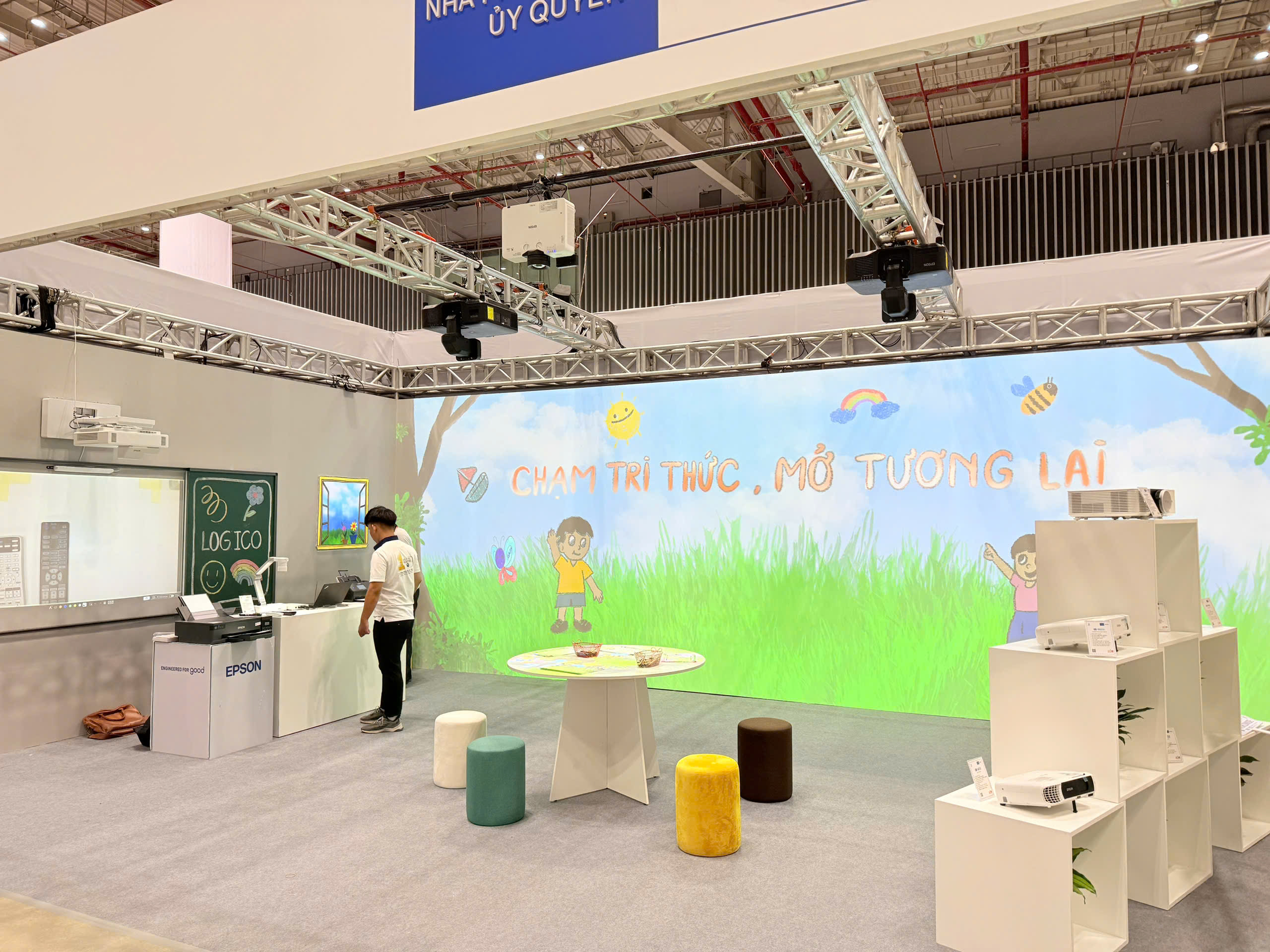 Cho thuê máy chiếu Epson giải pháp hiển thị chuyên nghiệp cho Event tại TPHCM 
            
            
                                                dịch vụ màn hình LED, màn hình LED P2.6
                        dịch vụ cho thuê màn hình LED, lắp đặt màn hình LED
                        dịch vụ màn hình LED trọn gói, thi công màn hình LED
                        cho thuê màn hình LED ngoài trời, màn hình LED trong nhà
                        cho thuê màn hình LED sự kiện, dịch vụ màn hình LED
                        cho thuê màn hình LED P2.6 Cube, màn hình LED triển lãm
                        cho thuê màn hình LED sàn, dịch vụ màn hình LED tương tác
                        dịch vụ màn hình LED chuyên nghiệp, cho thuê màn hình LED
                        dịch vụ màn hình LED chất lượng cao, cho thuê màn hình LED
            
            
            