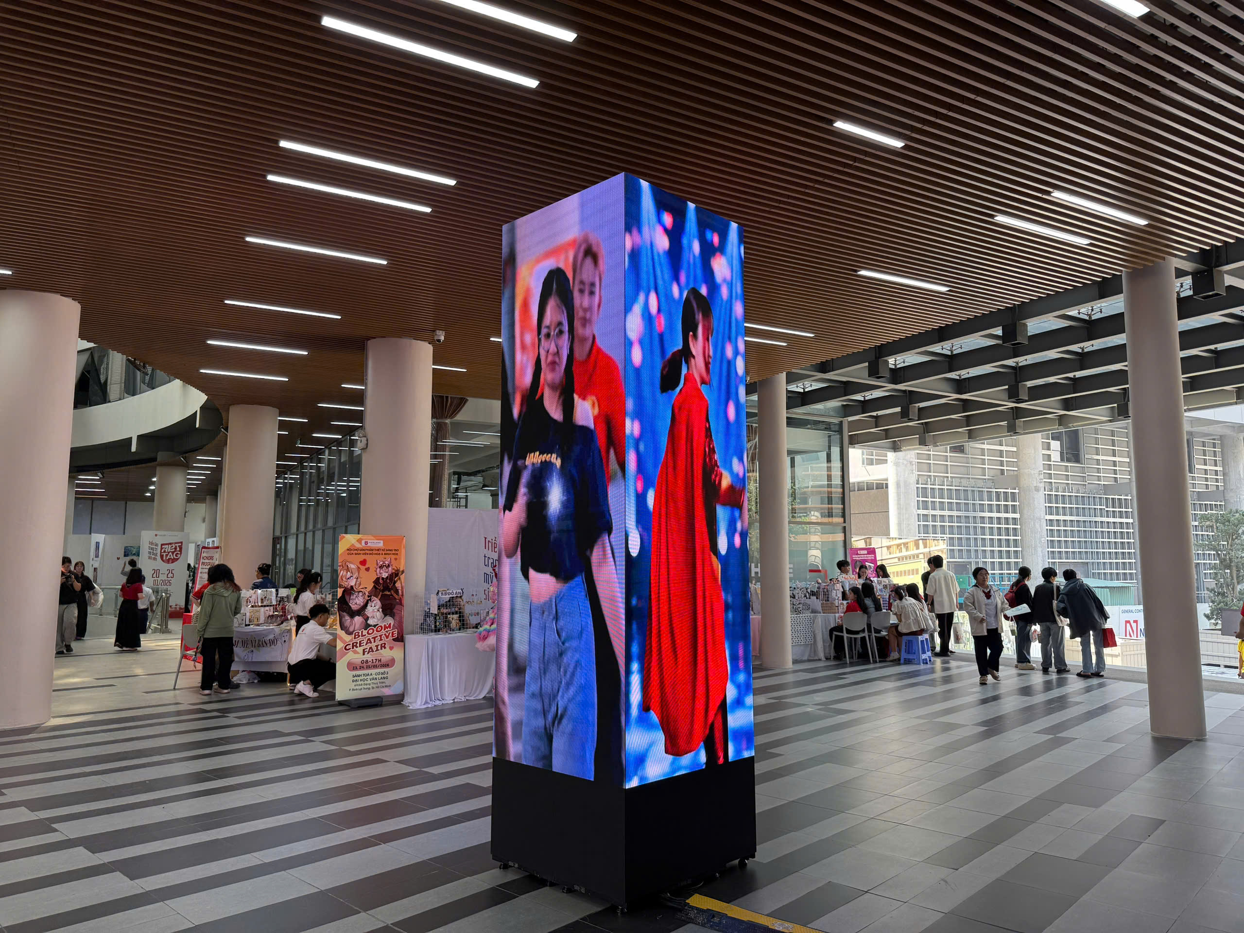 Màn hình LED CUBE YES TECH hiển thị màu sắc sắc nét 
                        dịch vụ màn hình LED, màn hình LED P2.6
                        dịch vụ cho thuê màn hình LED, lắp đặt màn hình LED
                        dịch vụ màn hình LED trọn gói, thi công màn hình LED
                        cho thuê màn hình LED ngoài trời, màn hình LED trong nhà
                        cho thuê màn hình LED sự kiện, dịch vụ màn hình LED
                        cho thuê màn hình LED P2.6 Cube, màn hình LED triển lãm
                        cho thuê màn hình LED sàn, dịch vụ màn hình LED tương tác
                        dịch vụ màn hình LED chuyên nghiệp, cho thuê màn hình LED
                        dịch vụ màn hình LED chất lượng cao, cho thuê màn hình LED
                        